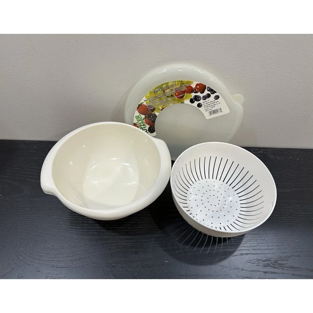 HUTZLER ~ Plastic 3 in 1 BERRY BOWL 1 Quart, 3 Piece: Bowl, Lid, Colander ~White